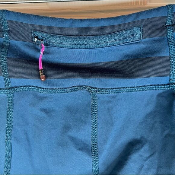 Lululemon‎ Cropped Leggings with Ruched Bottoms Size 4 Pocket in Back Stretch - Picture 5 of 7
